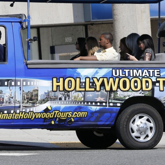 Exclusif - Khloé Kardashian, Kendall et Kylie Jenner, déguisées, font un tour de bus touristique à Los Angeles. Le 19 mars 2016.