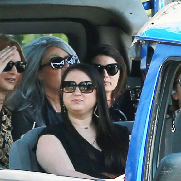 Exclusif - Khloé Kardashian, Kendall et Kylie Jenner, déguisées, font un tour de bus touristique à Los Angeles. Le 19 mars 2016.