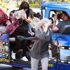 Exclusif - Khloé Kardashian, Kendall et Kylie Jenner, déguisées, font un tour de bus touristique à Los Angeles. Le 19 mars 2016.