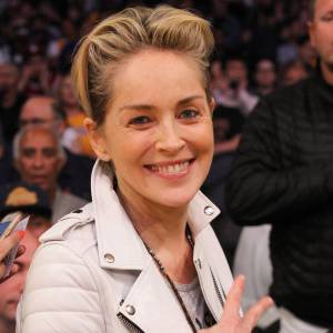 Sharon Stone assiste au match de NBA Los Angeles Lakers vs. Denver Nuggets au Staples Center. Los Angeles, le 25 mars 2016.
