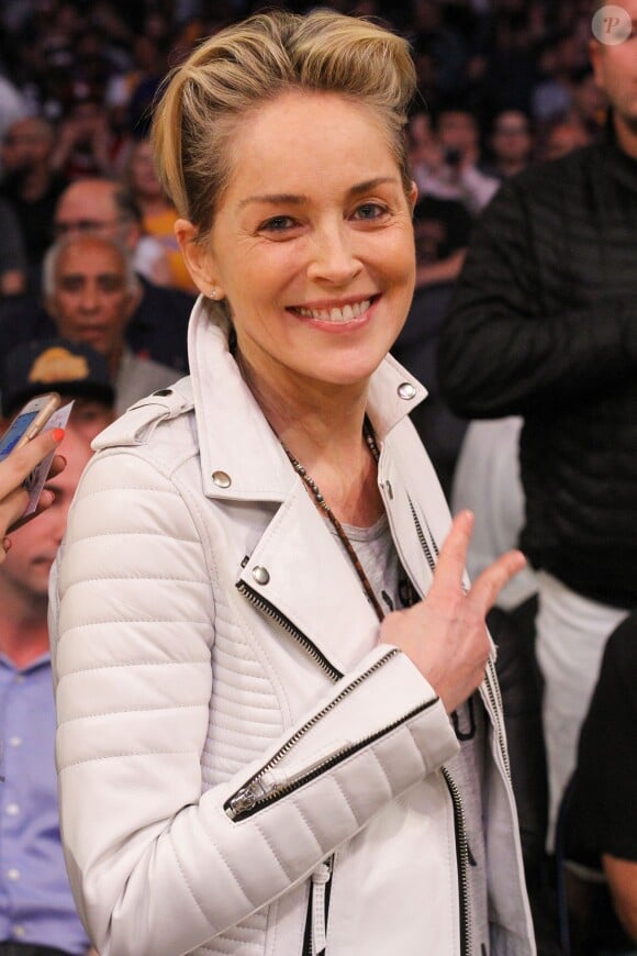 Sharon Stone assiste au match de NBA Los Angeles Lakers vs. Denver Nuggets au Staples Center. Los Angeles, le 25 mars 2016.