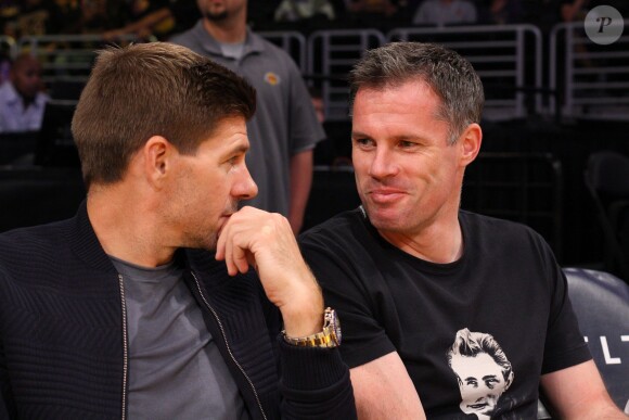 Steven Gerrard et Jamie Carragher assistent au match de NBA Los Angeles Lakers vs. Denver Nuggets au Staples Center. Los Angeles, le 25 mars 2016.