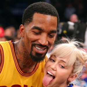 J.R. Smith et Miley Cyrus lors du match de NBA New York Knicks vs. Cleveland Cavaliers au Madison Square Garden. New York, le 26 mars 2016.