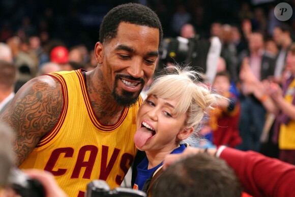 J.R. Smith et Miley Cyrus lors du match de NBA New York Knicks vs. Cleveland Cavaliers au Madison Square Garden. New York, le 26 mars 2016.