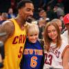 J.R. Smith , Miley Cyrus, sa grande soeur Brandi, Victor Cruz et Tish Cyrus lors du match de NBA New York Knicks vs. Cleveland Cavaliers au Madison Square Garden. New York, le 26 mars 2016.