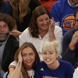 Miley Cyrus, sa grande soeur Brandi et Victor Cruz (New York Giants, NFL) assistent au match de NBA New York Knicks vs. Cleveland Cavaliers au Madison Square Garden. New York, le 26 mars 2016.