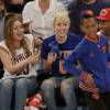 Miley Cyrus, sa grande soeur Brandi et Victor Cruz (New York Giants, NFL) assistent au match de NBA New York Knicks vs. Cleveland Cavaliers au Madison Square Garden. New York, le 26 mars 2016.