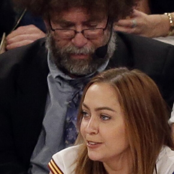 Miley Cyrus et sa grande soeur Brandi lors du match de NBA New York Knicks vs. Cleveland Cavaliers au Madison Square Garden. New York, le 26 mars 2016.