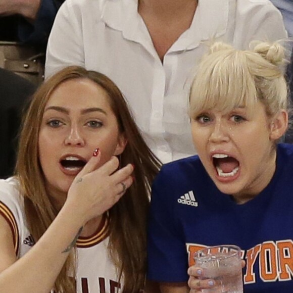 Miley Cyrus et sa grande soeur Brandi lors du match de NBA New York Knicks vs. Cleveland Cavaliers au Madison Square Garden. New York, le 26 mars 2016.