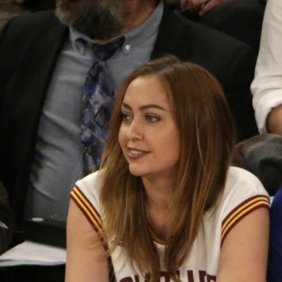 Miley Cyrus et sa grande soeur Brandi lors du match de NBA New York Knicks vs. Cleveland Cavaliers au Madison Square Garden. New York, le 26 mars 2016.