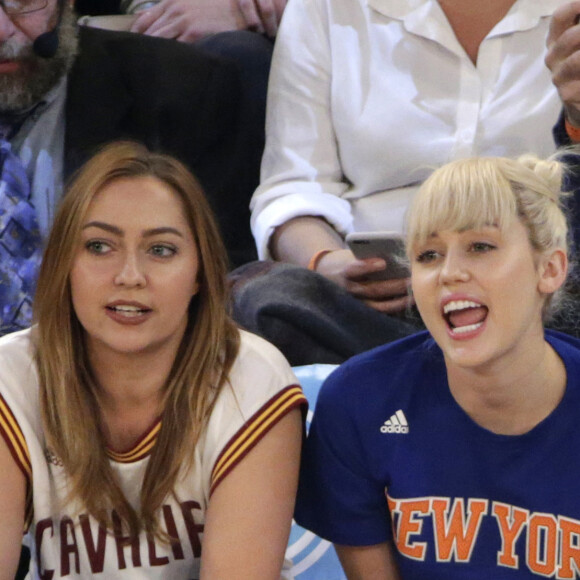 Miley Cyrus et sa grande soeur Brandi lors du match de NBA New York Knicks vs. Cleveland Cavaliers au Madison Square Garden. New York, le 26 mars 2016.