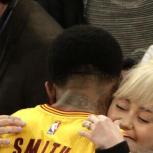 J.R. Smith et Miley Cyrus lors du match de NBA New York Knicks vs. Cleveland Cavaliers au Madison Square Garden. New York, le 26 mars 2016.