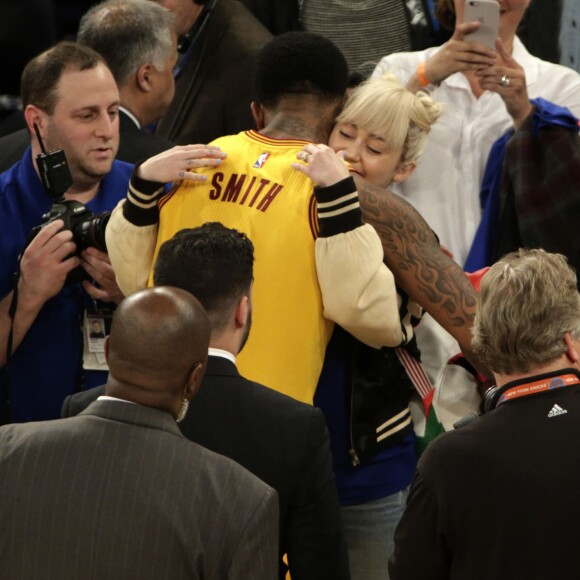 J.R. Smith et Miley Cyrus lors du match de NBA New York Knicks vs. Cleveland Cavaliers au Madison Square Garden. New York, le 26 mars 2016.
