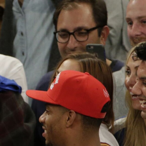 J.R. Smith et Miley Cyrus lors du match de NBA New York Knicks vs. Cleveland Cavaliers au Madison Square Garden. New York, le 26 mars 2016.