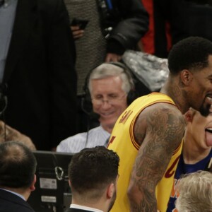 J.R. Smith et Miley Cyrus lors du match de NBA New York Knicks vs. Cleveland Cavaliers au Madison Square Garden. New York, le 26 mars 2016.