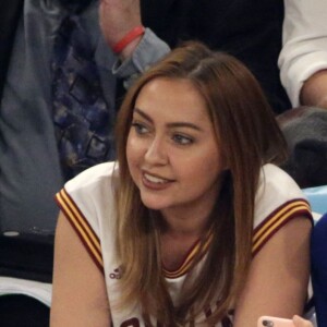 Miley Cyrus et sa grande soeur Brandi lors du match de NBA New York Knicks vs. Cleveland Cavaliers au Madison Square Garden. New York, le 26 mars 2016.