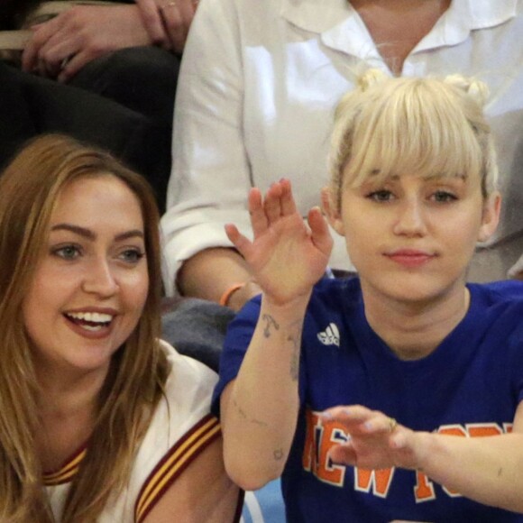 Miley Cyrus et sa grande soeur Brandi lors du match de NBA New York Knicks vs. Cleveland Cavaliers au Madison Square Garden. New York, le 26 mars 2016.