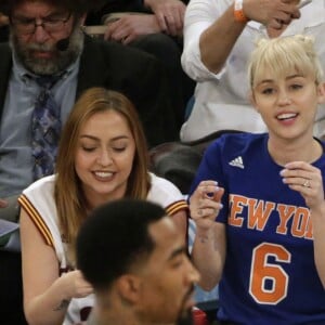 Miley Cyrus et sa grande soeur Brandi lors du match de NBA New York Knicks vs. Cleveland Cavaliers au Madison Square Garden. New York, le 26 mars 2016.