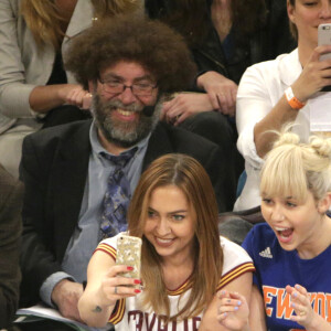 Miley Cyrus et sa grande soeur Brandi lors du match de NBA New York Knicks vs. Cleveland Cavaliers au Madison Square Garden. New York, le 26 mars 2016.