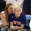 Miley Cyrus et sa grande soeur Brandi lors du match de NBA New York Knicks vs. Cleveland Cavaliers au Madison Square Garden. New York, le 26 mars 2016.
