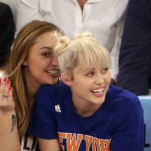 Miley Cyrus et sa grande soeur Brandi lors du match de NBA New York Knicks vs. Cleveland Cavaliers au Madison Square Garden. New York, le 26 mars 2016.