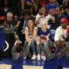 Miley Cyrus, sa grande soeur Brandi et Victor Cruz (New York Giants, NFL) assistent au match de NBA New York Knicks vs. Cleveland Cavaliers au Madison Square Garden. New York, le 26 mars 2016.