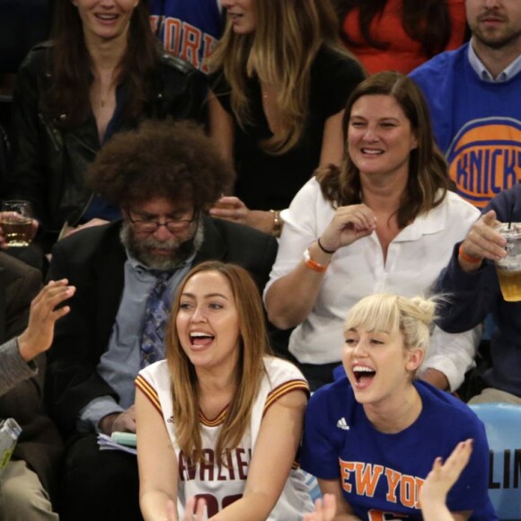 Miley Cyrus, sa grande soeur Brandi et Victor Cruz (New York Giants, NFL) assistent au match de NBA New York Knicks vs. Cleveland Cavaliers au Madison Square Garden. New York, le 26 mars 2016.