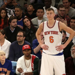 Miley Cyrus, sa grande soeur Brandi et Victor Cruz (New York Giants, NFL) assistent au match de NBA New York Knicks vs. Cleveland Cavaliers au Madison Square Garden. New York, le 26 mars 2016.