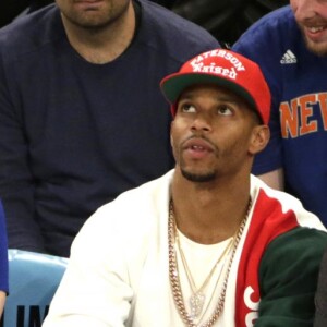 Miley Cyrus, sa grande soeur Brandi et Victor Cruz (New York Giants, NFL) assistent au match de NBA New York Knicks vs. Cleveland Cavaliers au Madison Square Garden. New York, le 26 mars 2016.