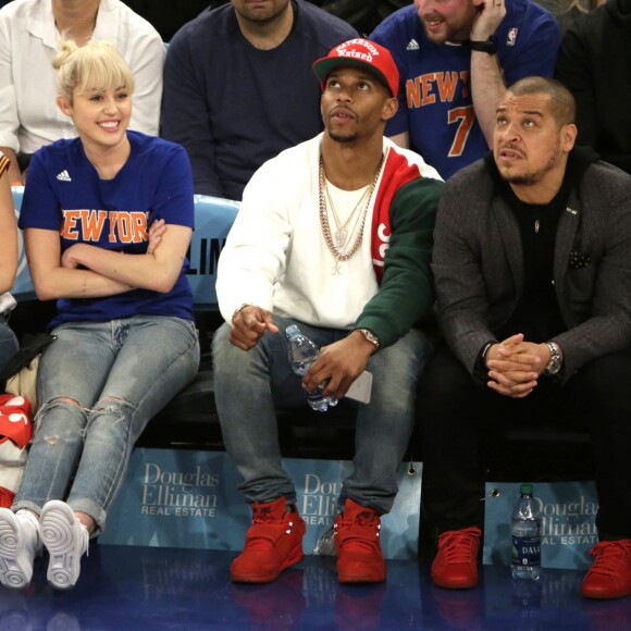 Miley Cyrus, sa grande soeur Brandi et Victor Cruz (New York Giants, NFL) assistent au match de NBA New York Knicks vs. Cleveland Cavaliers au Madison Square Garden. New York, le 26 mars 2016.