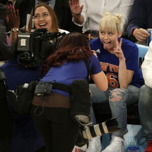 Miley Cyrus, sa grande soeur Brandi et Victor Cruz (New York Giants, NFL) assistent au match de NBA New York Knicks vs. Cleveland Cavaliers au Madison Square Garden. New York, le 26 mars 2016.