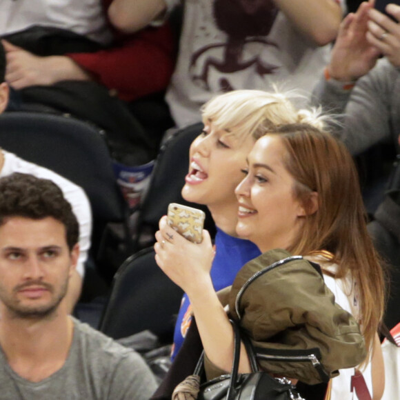 Miley Cyrus et sa grande soeur Brandi lors du match de NBA New York Knicks vs. Cleveland Cavaliers au Madison Square Garden. New York, le 26 mars 2016.