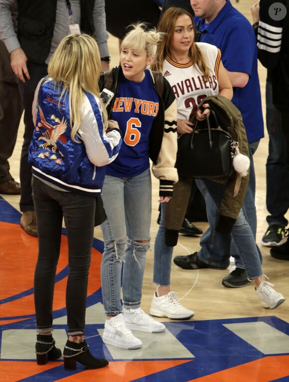 Miley, Brandi et leur maman Tish Cyrus lors du match de NBA New York Knicks vs. Cleveland Cavaliers au Madison Square Garden. New York, le 26 mars 2016.