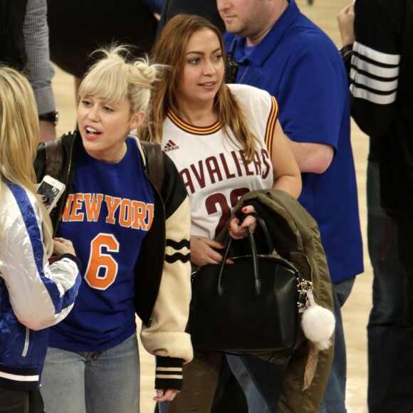 Miley, Brandi et leur maman Tish Cyrus lors du match de NBA New York Knicks vs. Cleveland Cavaliers au Madison Square Garden. New York, le 26 mars 2016.