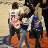 Miley, Brandi et leur maman Tish Cyrus lors du match de NBA New York Knicks vs. Cleveland Cavaliers au Madison Square Garden. New York, le 26 mars 2016.