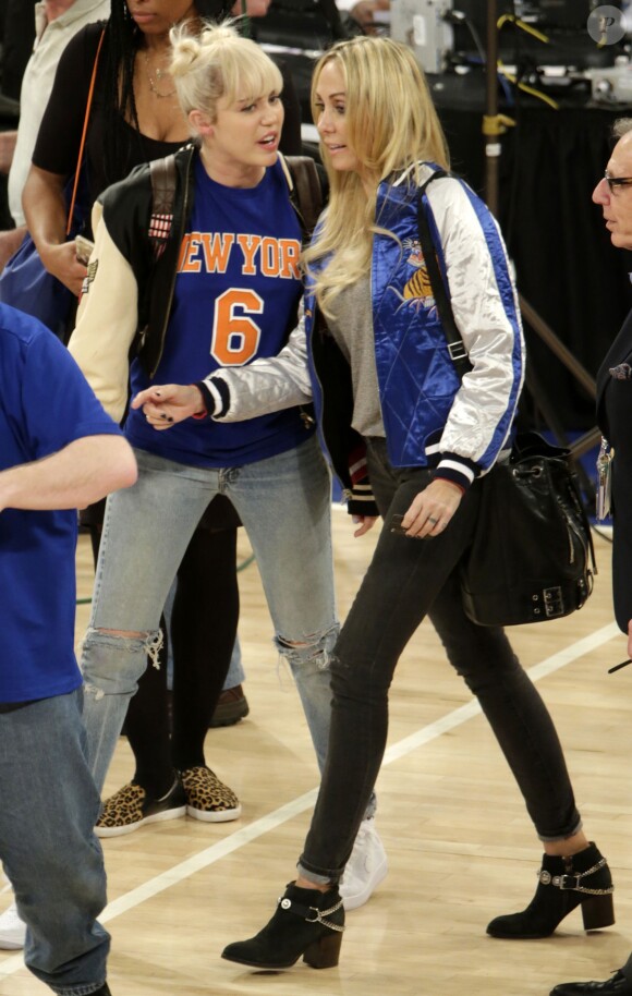 Miley et Tish Cyrus lors du match de NBA New York Knicks vs. Cleveland Cavaliers au Madison Square Garden. New York, le 26 mars 2016.
