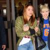 Miley Cyrus, sa soeur Brandi quittent le Madison Square Garden à l'issue du match de NBA New York Knicks vs. Cleveland Cavaliers . New York, le 26 mars 2016.