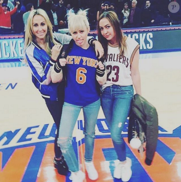 Tish, Miley et Brandi Cyrus au Madison Square Garden. New York, le 26 mars 2016.