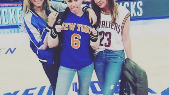 Miley Cyrus avec sa soeur Brandi qui "mate" LeBron James : Les joies du basket !