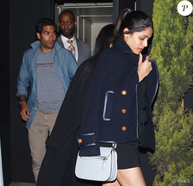 Freida Pinto et son petit ami Ronnie Bacardi quittent The Nice Guy à Los Angeles. Le 25 mars 2016.
