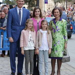 La reine Letizia et le roi Felipe VI d'Espagne ont assisté le 27 mars 2016 en compagnie de leurs filles Leonor, princesse des Asturies, et l'infante Sofia ainsi que la reine Sofia d'Espagne à la messe de Pâques en la cathédrale de Palma de Majorque.