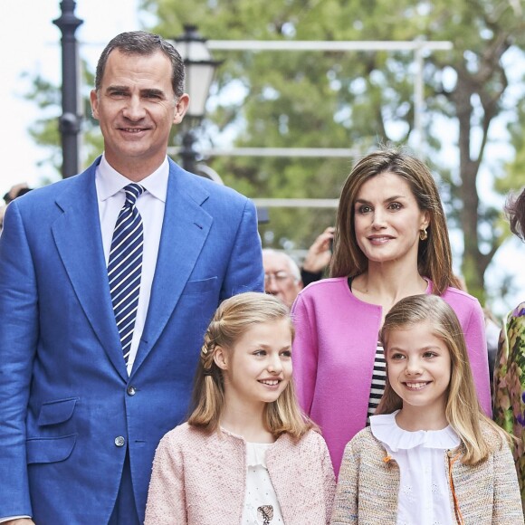 La reine Letizia et le roi Felipe VI d'Espagne ont assisté le 27 mars 2016 en compagnie de leurs filles Leonor, princesse des Asturies, et l'infante Sofia ainsi que la reine Sofia d'Espagne à la messe de Pâques en la cathédrale de Palma de Majorque.