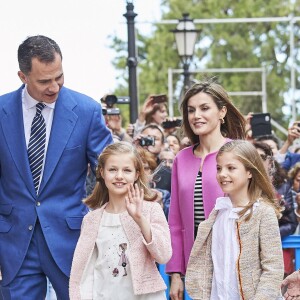 La reine Letizia et le roi Felipe VI d'Espagne ont assisté le 27 mars 2016 en compagnie de leurs filles Leonor, princesse des Asturies, et l'infante Sofia ainsi que la reine Sofia d'Espagne à la messe de Pâques en la cathédrale de Palma de Majorque.