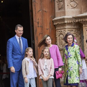 La reine Letizia et le roi Felipe VI d'Espagne ont assisté le 27 mars 2016 en compagnie de leurs filles Leonor, princesse des Asturies, et l'infante Sofia ainsi que la reine Sofia d'Espagne à la messe de Pâques en la cathédrale de Palma de Majorque.