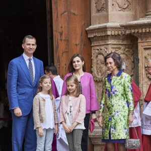La reine Letizia et le roi Felipe VI d'Espagne ont assisté le 27 mars 2016 en compagnie de leurs filles Leonor, princesse des Asturies, et l'infante Sofia ainsi que la reine Sofia d'Espagne à la messe de Pâques en la cathédrale de Palma de Majorque.