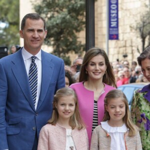 La reine Letizia et le roi Felipe VI d'Espagne ont assisté le 27 mars 2016 en compagnie de leurs filles Leonor, princesse des Asturies, et l'infante Sofia ainsi que la reine Sofia d'Espagne à la messe de Pâques en la cathédrale de Palma de Majorque.