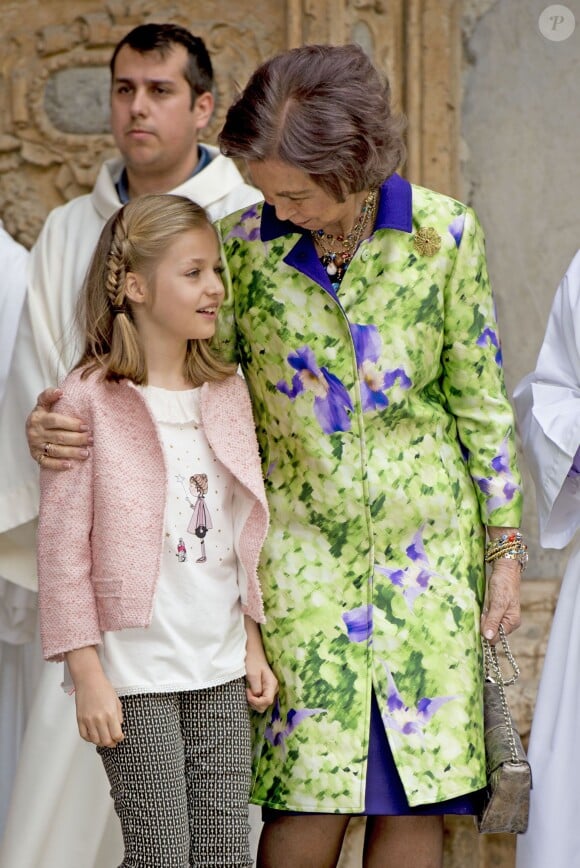 Leonor des Asturies, toujours très complice avec sa grand-mère la reine Sofia. La reine Letizia et le roi Felipe VI d'Espagne ont assisté le 27 mars 2016 en compagnie de leurs filles Leonor, princesse des Asturies, et l'infante Sofia ainsi que la reine Sofia d'Espagne à la messe de Pâques en la cathédrale de Palma de Majorque.