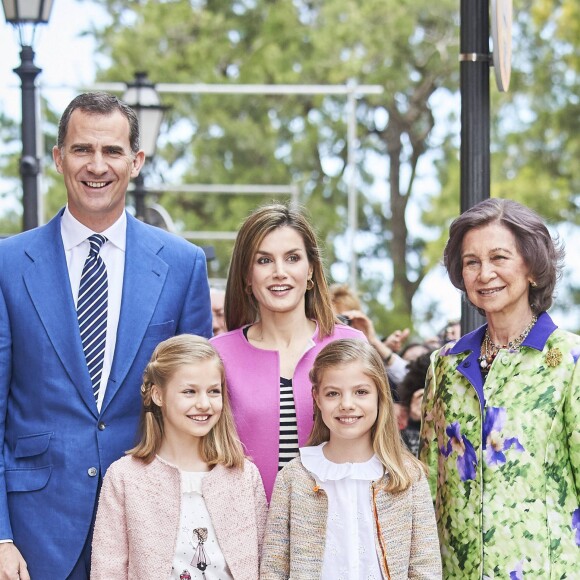 La reine Letizia et le roi Felipe VI d'Espagne ont assisté le 27 mars 2016 en compagnie de leurs filles Leonor, princesse des Asturies, et l'infante Sofia ainsi que la reine Sofia d'Espagne à la messe de Pâques en la cathédrale de Palma de Majorque.