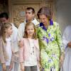 Leonor des Asturies, toujours très complice avec sa grand-mère la reine Sofia. La reine Letizia et le roi Felipe VI d'Espagne ont assisté le 27 mars 2016 en compagnie de leurs filles Leonor, princesse des Asturies, et l'infante Sofia ainsi que la reine Sofia d'Espagne à la messe de Pâques en la cathédrale de Palma de Majorque.
