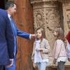 Le petit geste tendre de Felipe pour sa fille Sofia... La reine Letizia et le roi Felipe VI d'Espagne ont assisté le 27 mars 2016 en compagnie de leurs filles Leonor, princesse des Asturies, et l'infante Sofia ainsi que la reine Sofia d'Espagne à la messe de Pâques en la cathédrale de Palma de Majorque.